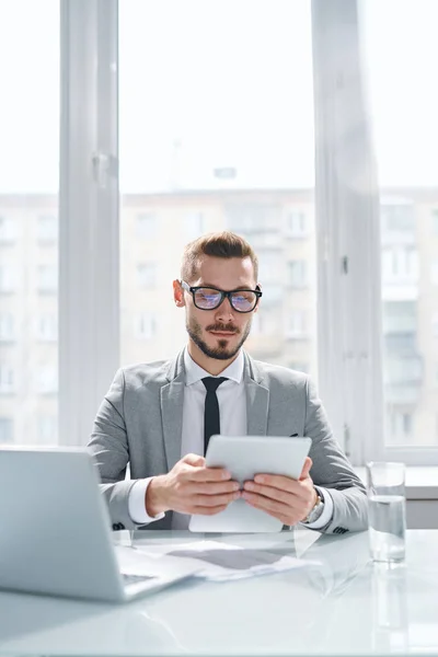 Young Serious Economist Formalwear Concentrating Reading Online Data Tablet While — Stock Photo, Image