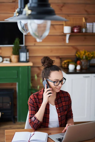 Pretty Kvinnlig Chef Eller Agent Casualwear Consulting Kunder Med Mobiltelefon — Stockfoto