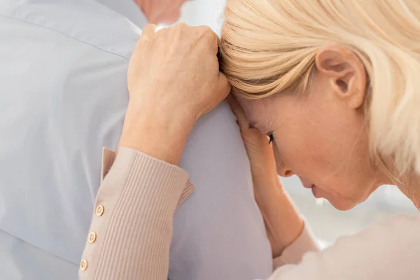 Aged Desperate Woman Keeping Her Hands Head Shoulder Her Husband — Stock Photo, Image