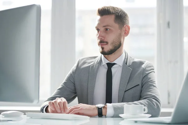 Joven Analista Serio Ropa Formal Mirando Pantalla Computadora Mientras Concentra — Foto de Stock