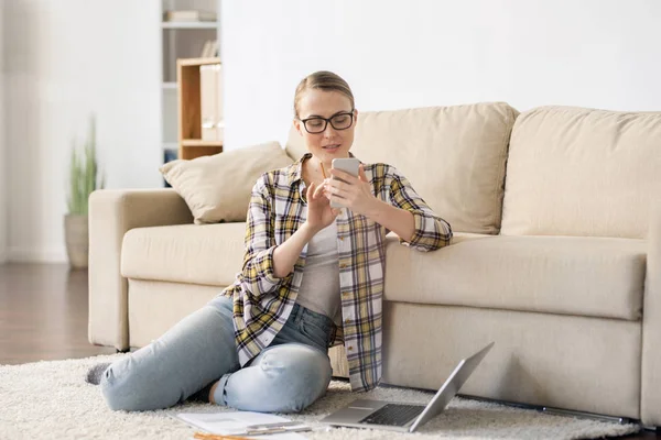 Contenido Pensativo Especialista Marketing Femenino Gafas Sentadas Suelo Sala Estar — Foto de Stock