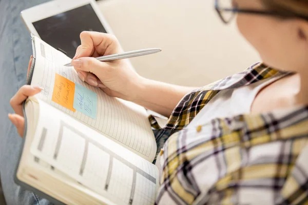 Närbild Upptagen Ung Kvinna Göra Anteckningar Dagbok Medan Sätter Mål — Stockfoto