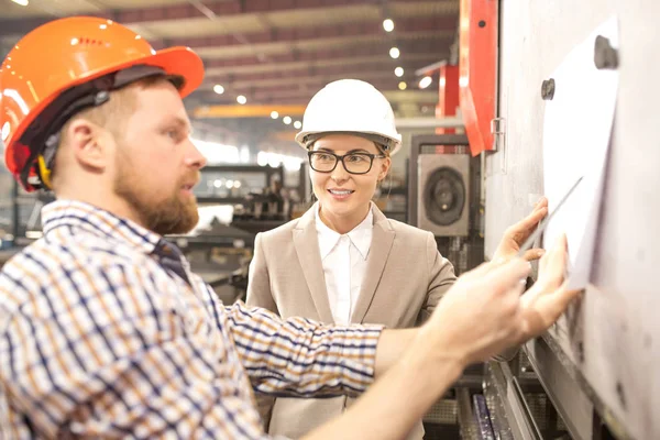 Young Confident Female Engineer Looking Her Colleague Explaining Data Paper — Stock Photo, Image