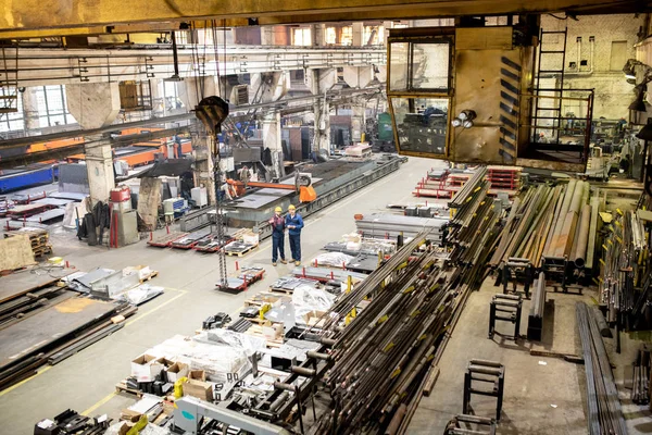 Zwei Zeitgenössische Ingenieure Arbeitskleidung Interagieren Einem Großen Industrielager Zwischen Neuen — Stockfoto