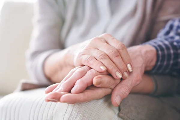 Руки Зрелой Жены Опекуна Держат Руку Своего Пожилого Мужа Пациента — стоковое фото