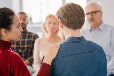 Onu destekleyen grup arkadaşlarından biri iken psikoterapi grubunda problemini paylaşan mutsuz genç adamın geri görünümü