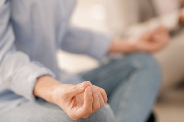 Açık mavi casualwear genç meditasyon kadının eli bacakları çapraz lotus poz oturan