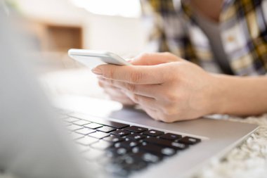 Arkadaşı ile sms mesaj iken modern gadget kullanarak tanınmayan kız yakın çekim, o dizüstü bilgisayar ile yerde yatıyordu