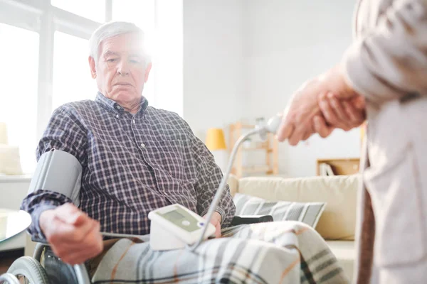 Sjuk Inaktivera Pensionerad Man Rullstol Med Sitt Blodtryck Mätt Med — Stockfoto