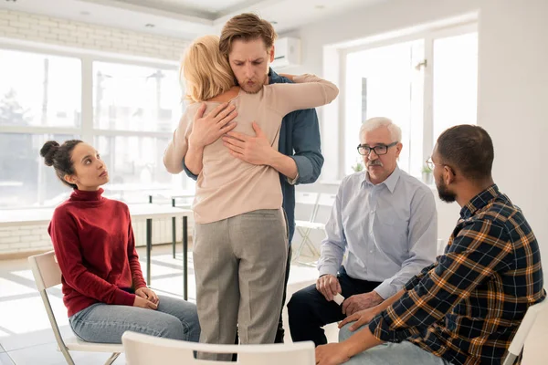 Jonge Vriendelijke Man Ondersteunt Volwassen Blonde Vrouw Terwijl Het Geven — Stockfoto