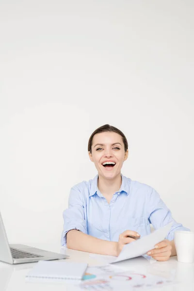 Jonge Vrolijke Lachende Manager Shirt Kijken Naar Tijdens Het Lezen — Stockfoto