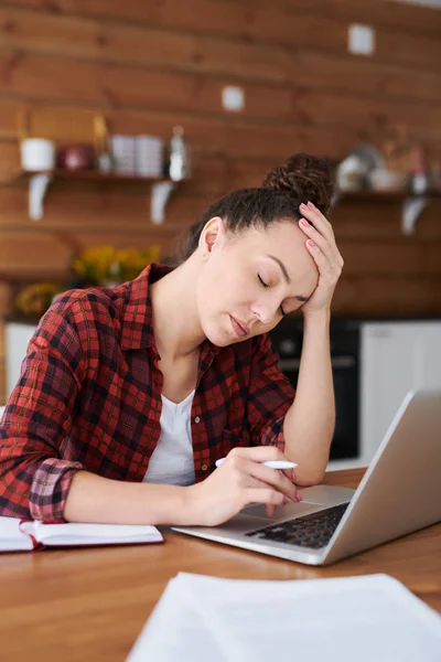 Jovem Cansado Mulher Casualwear Sentado Frente Laptop Tocar Sua Testa — Fotografia de Stock