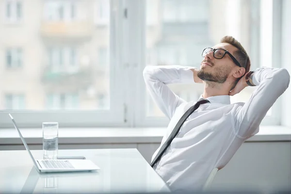 Gelukkige Jonge Rustgevende Kantoormedewerker Stropdas Wit Overhemd Zittend Bureau Tegen — Stockfoto