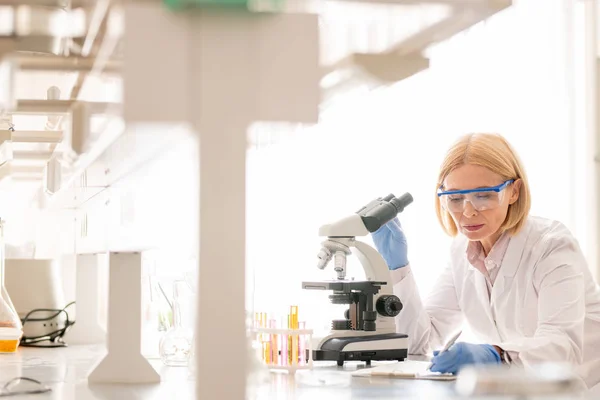 Científica Madura Pensativa Seria Gafas Protectoras Guantes Goma Ocupados Con — Foto de Stock