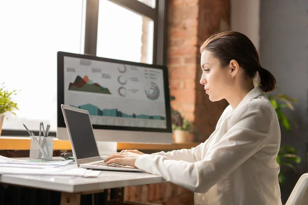 Young Serious Businesswoman Formalwear Concentrating Financial Analysis While Sitting Front — Stock Photo, Image