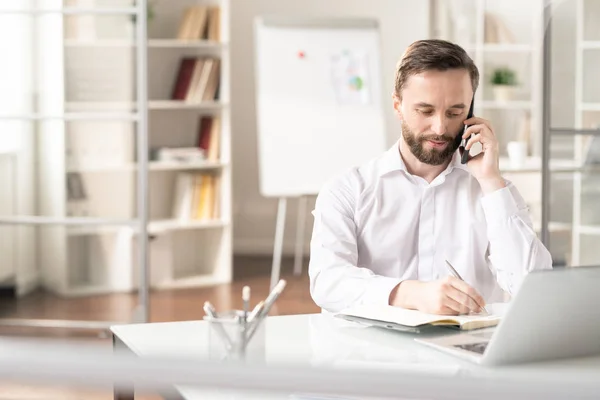 Busy Young Agent Sitting Desk Office Making Appointment One Clients — Stock Photo, Image