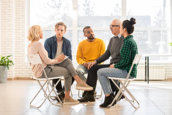 Verschillende Jonge Volwassen Interculturele Groepgenoten Zittend Stoelen Cirkel Tijdens Bespreking — Stockfoto