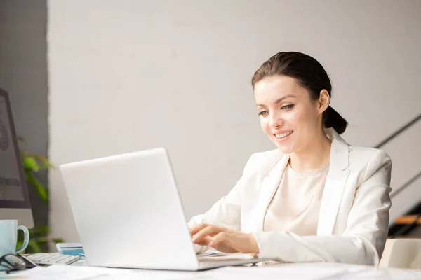Jonge Glimlachende Office Manager Witte Formalwear Kijken Naar Laptop Display — Stockfoto