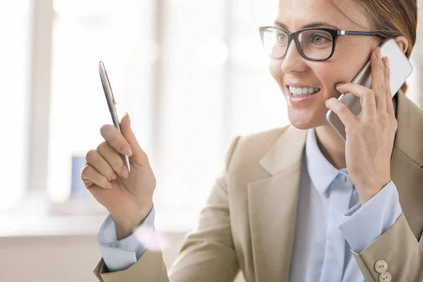 Feliz Empresaria Joven Emprendedora Gafas Gesto Mano Con Pluma Mientras — Foto de Stock