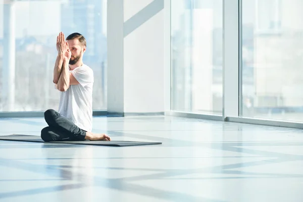 Joven Ropa Deportiva Sentado Una Alfombra Una Las Posiciones Yoga — Foto de Stock