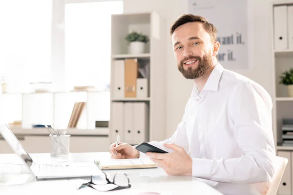 Funcionário Bem Sucedido Usando Gadgets Modernos Trabalho Fazendo Anotações Notebook — Fotografia de Stock