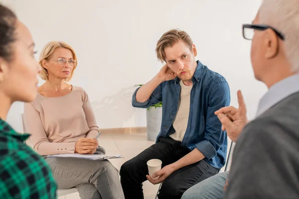 Jonge Patiënt Volwassen Counselor Luisteren Naar Een Van Groupmates Van — Stockfoto