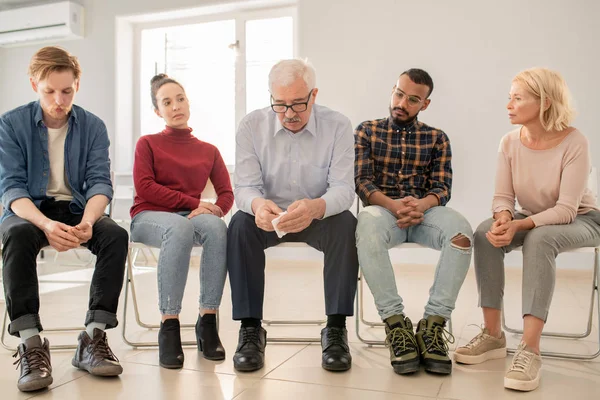 Varios Compañeros Grupo Interculturales Ropa Casualsentarse Sillas Línea Escuchar Hombre — Foto de Stock