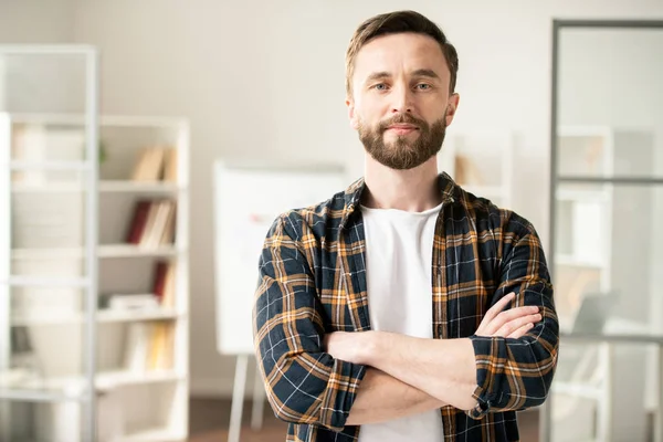 Trabajador Oficina Joven Serio Camiseta Blanca Camisa Casual Cruzando Sus — Foto de Stock