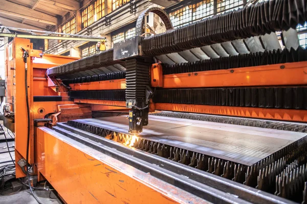 Enorme Industriële Machine Verwerking Metalen Werkstuk Blad Met Stroom Van — Stockfoto