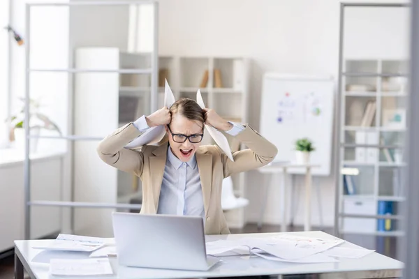 Irritada Desconcertada Joven Empresaria Gafas Sentada Mesa Sosteniendo Cabeza Las —  Fotos de Stock