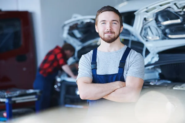 Ung Snygg Bil Reparatör Overaller Korsar Armarna Bröstet Framför Kameran — Stockfoto