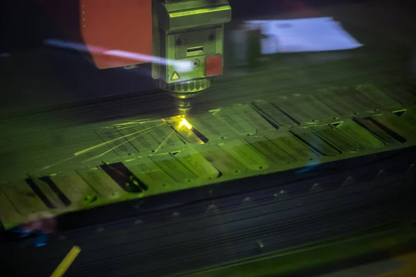 Część Ogromnych Detali Przetwarzających Maszyny Przemysłowe Lub Elementów Wiązką Laserową — Zdjęcie stockowe