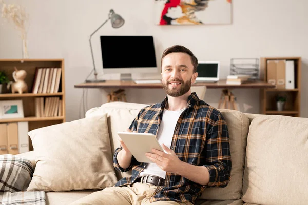 Jonge Lachende Werknemer Met Tablet Zittend Bank Thuis Voor Camera — Stockfoto