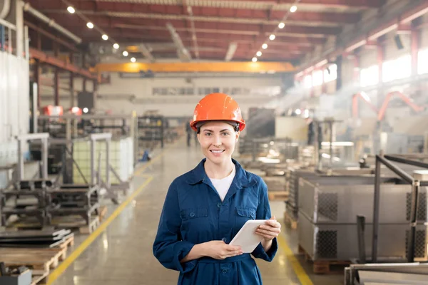 Lycklig Kvinnlig Ingenjör Hjälm Och Overall Tittar Dig Medan Arbetar — Stockfoto