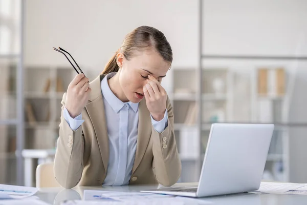 Mulher Jovem Atraente Exausto Jaqueta Cansado Trabalho Com Computador Sentado — Fotografia de Stock