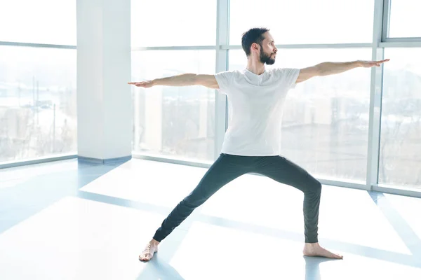 Jovem Activewear Chão Ginásio Com Braços Estendidos Mantendo Equilíbrio Durante — Fotografia de Stock