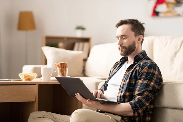 Jonge Zakenman Casualwear Concentreert Zich Surfen Het Net Het Zoeken — Stockfoto