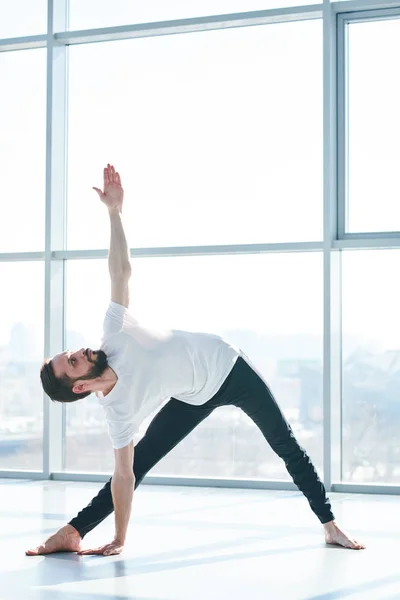 Mladý Aktivní Muž Natažené Nohy Side Bending Levou Paží Zvedl — Stock fotografie