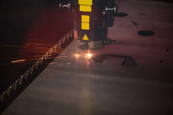 工場の金属表面に溶接またはレーザー作業を行う大型自動運転産業機械 — ストック写真