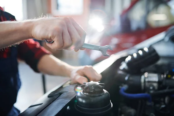 Mano Del Giovane Riparatore Che Tiene Chiave Inglese Sopra Motore — Foto Stock