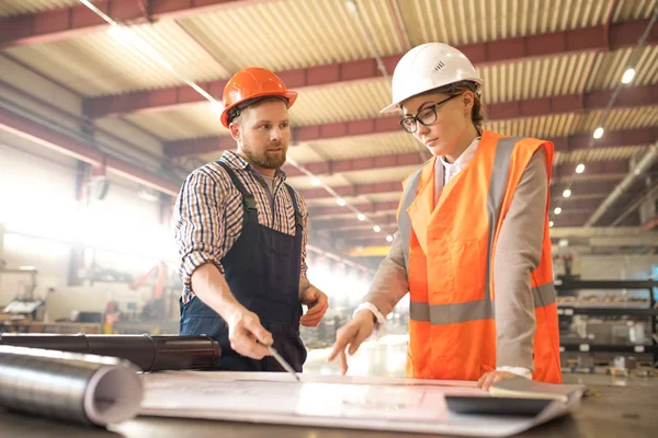 Jonge Hedendaagse Ingenieurs Werkkleding Adviseren Details Van Schets Blauwdruk Bij — Stockfoto