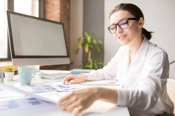 Feliz Joven Empresaria Exitosa Sentada Junto Escritorio Con Muchos Papeles — Foto de Stock