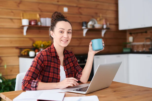 Lycklig Ung Kvinnlig Designer Eller Frilansare Med Kopp Eller Kaffe — Stockfoto