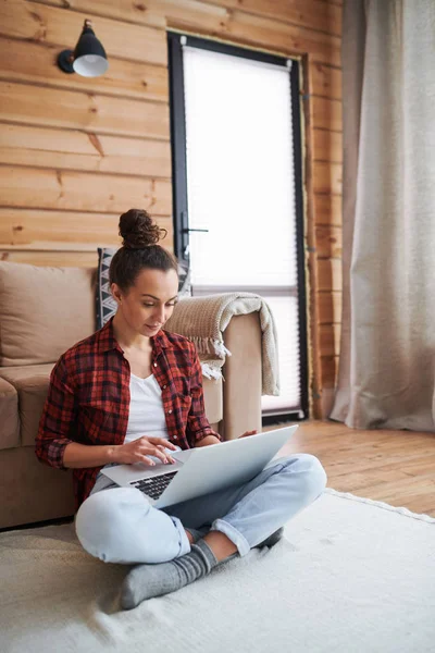 Ung Tvärbenta Kvinna Casualwear Tittar Bärbar Skärm Medan Sitter Golvet — Stockfoto