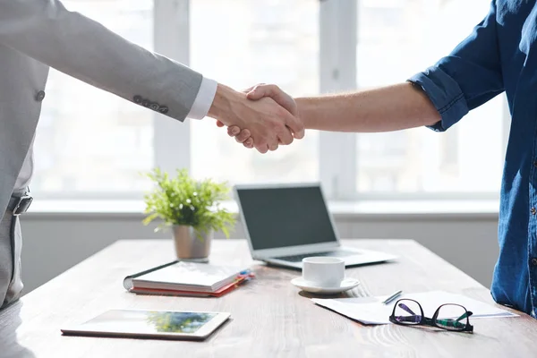 Handshake Dwóch Młodych Partnerów Biznesowych Biurku Materiałów Biurowych Podpisaniu Umowy — Zdjęcie stockowe