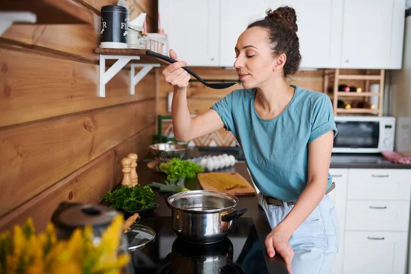 Joven Ama Casa Ropa Casual Degustación Sopa Otros Alimentos Que — Foto de Stock