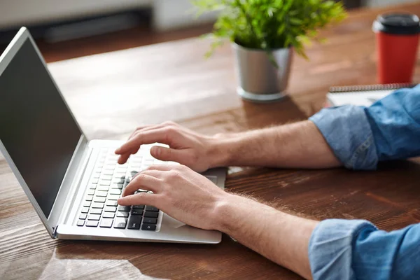 Manos Joven Empresario Contemporáneo Diseñador Tocando Botones Del Teclado Portátil — Foto de Stock