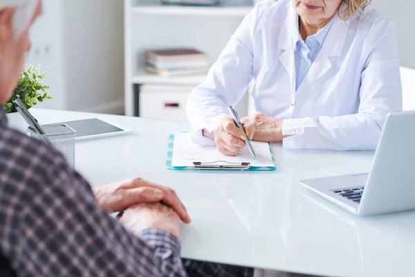 Kliniklerde Yaşlı Engelli Hastanın Önünde Masa Başında Otururken Kağıt Üzerinde — Stok fotoğraf