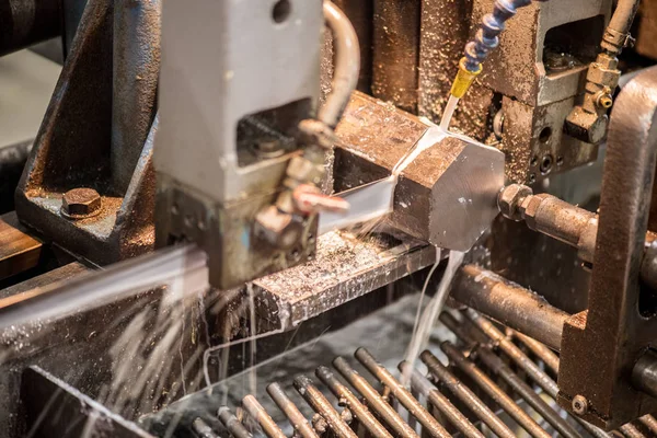 Metal Işleme Sırasında Büyük Endüstriyel Frezeleme Makinesinin Bir Kısmı Bazı — Stok fotoğraf