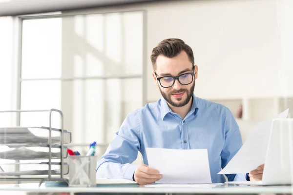 Gelukkige Zelfverzekerde Zakenman Met Papieren Voorbereidingen Voor Het Rapporteren Lezen — Stockfoto